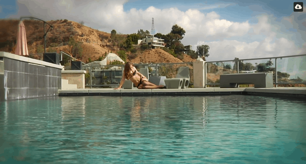 dani daniels pose autour de la piscine