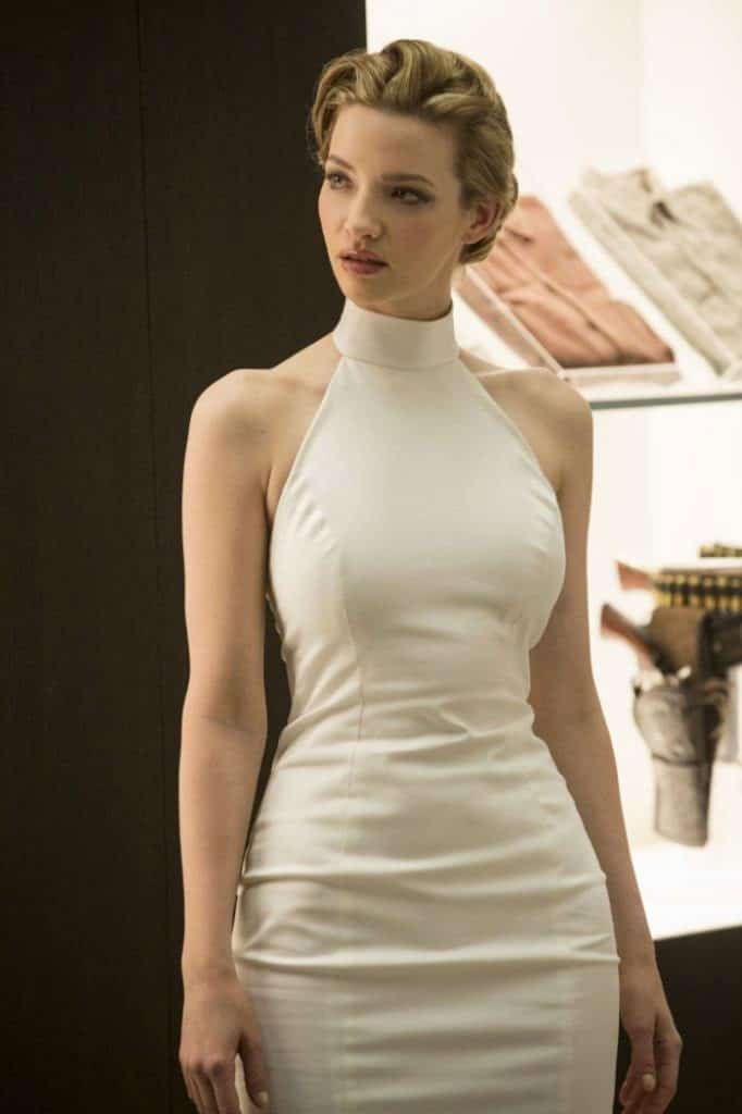 la jolie blonde sexy dans westworld