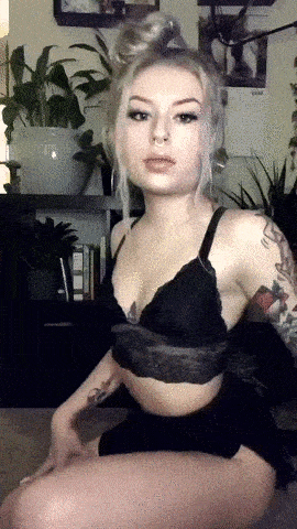 SEXY blonde tatouage piercing