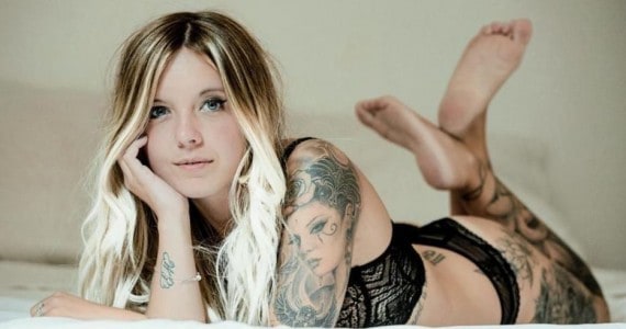 femme tatouée montre son corps sexy